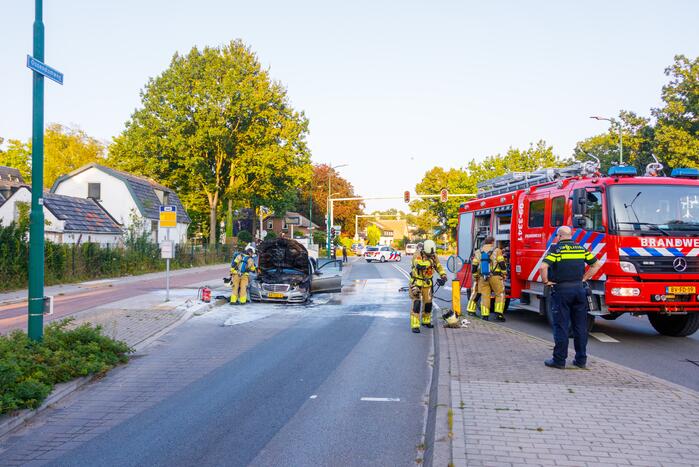Rijdende auto vat vlam