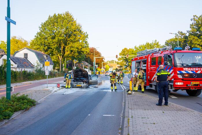 Rijdende auto vat vlam
