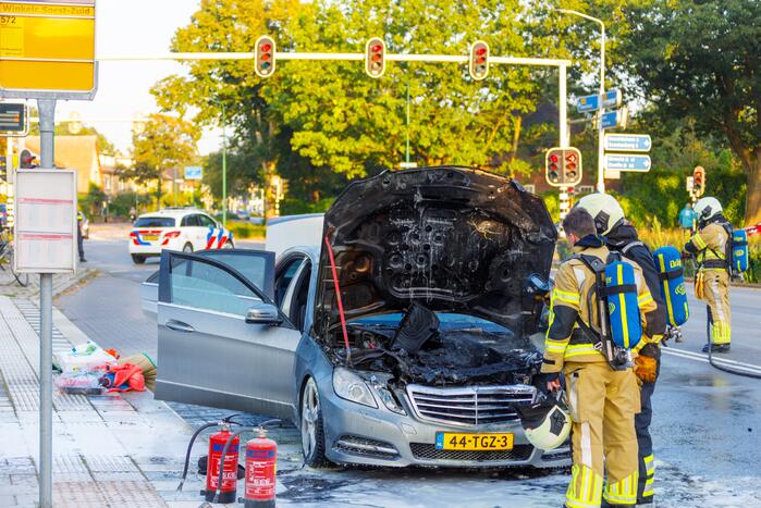 Rijdende auto vat vlam