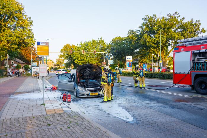 Rijdende auto vat vlam