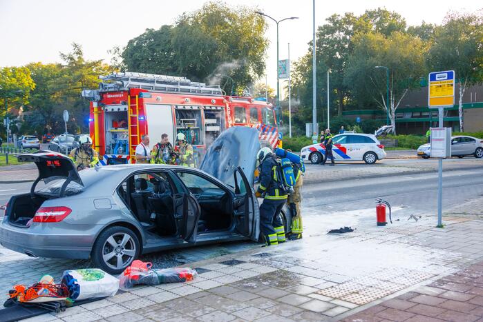 Rijdende auto vat vlam
