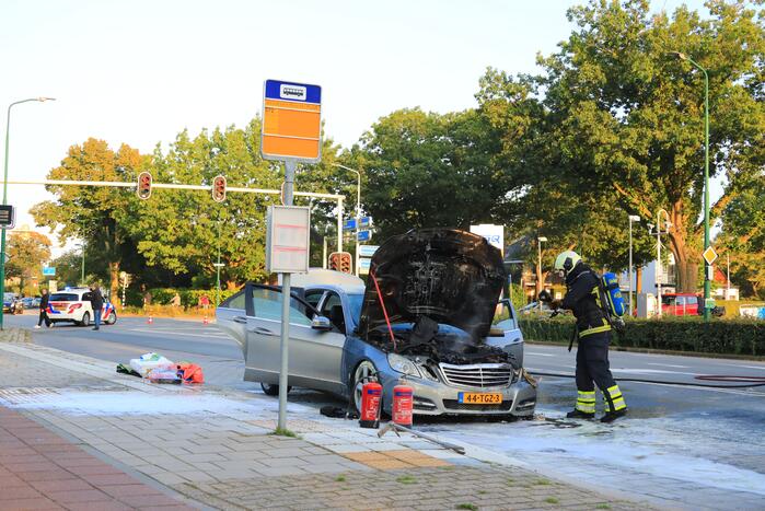 Rijdende auto vat vlam