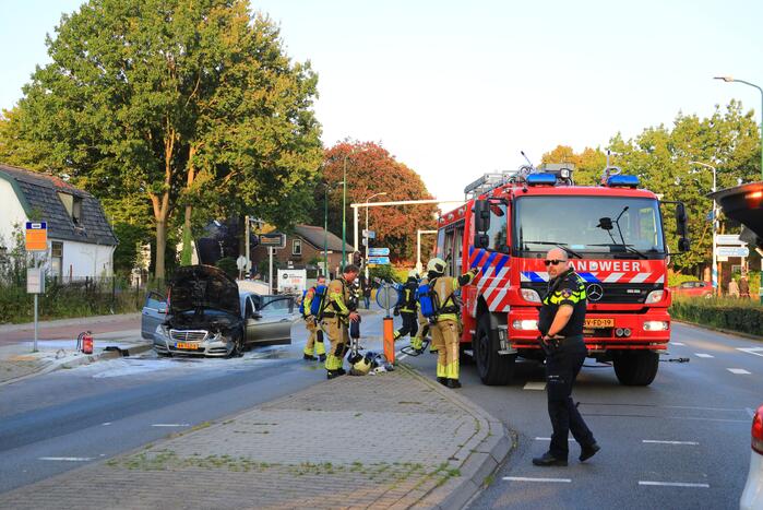 Rijdende auto vat vlam