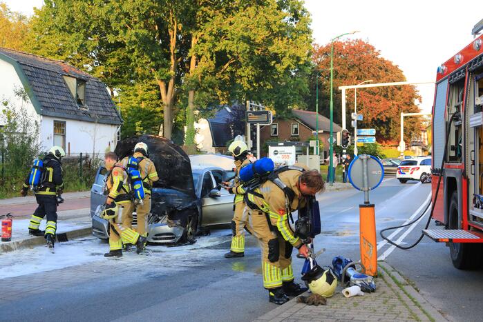 Rijdende auto vat vlam