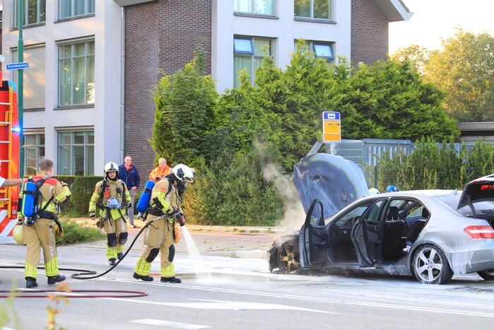Rijdende auto vat vlam