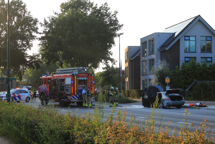 Rijdende auto vat vlam