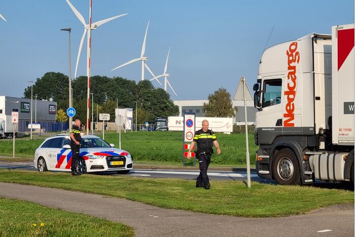 Vrachtwagen verliest trailer op rotonde