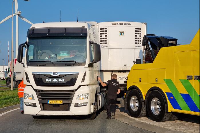 Vrachtwagen verliest trailer op rotonde