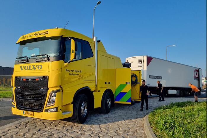 Vrachtwagen verliest trailer op rotonde