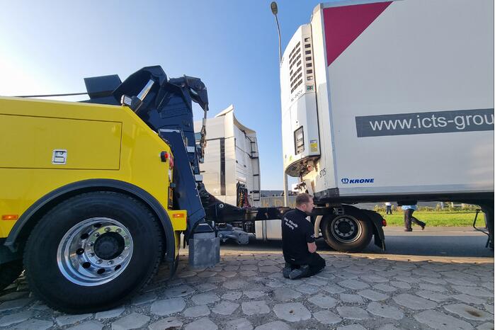 Vrachtwagen verliest trailer op rotonde