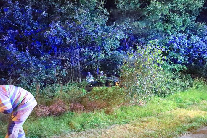 Bestuurster verliest macht over het stuur en komt tot stilstand in struiken