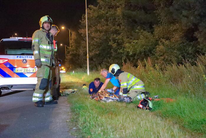 Bestuurster verliest macht over het stuur en komt tot stilstand in struiken