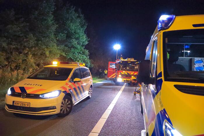 Bestuurster verliest macht over het stuur en komt tot stilstand in struiken