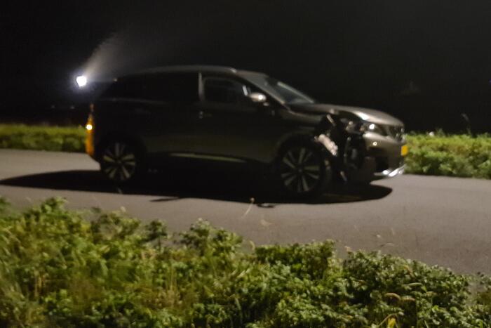 Auto rijdt tegen paal