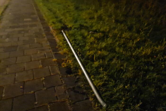 Auto rijdt tegen paal