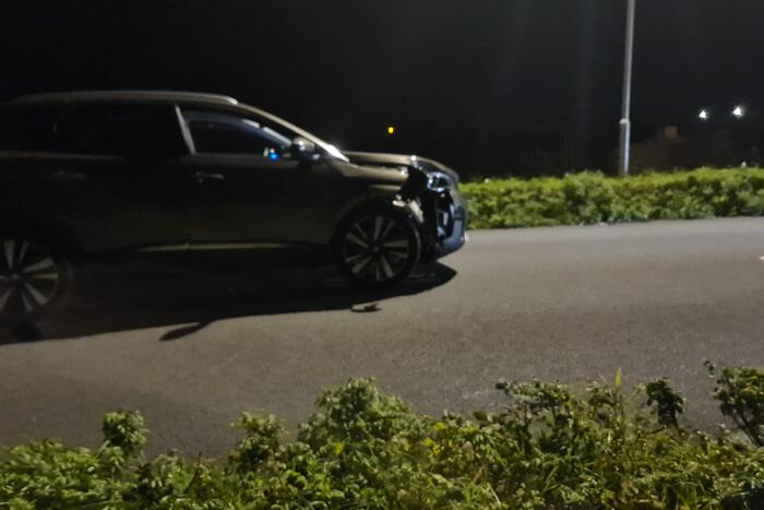 Auto rijdt tegen paal