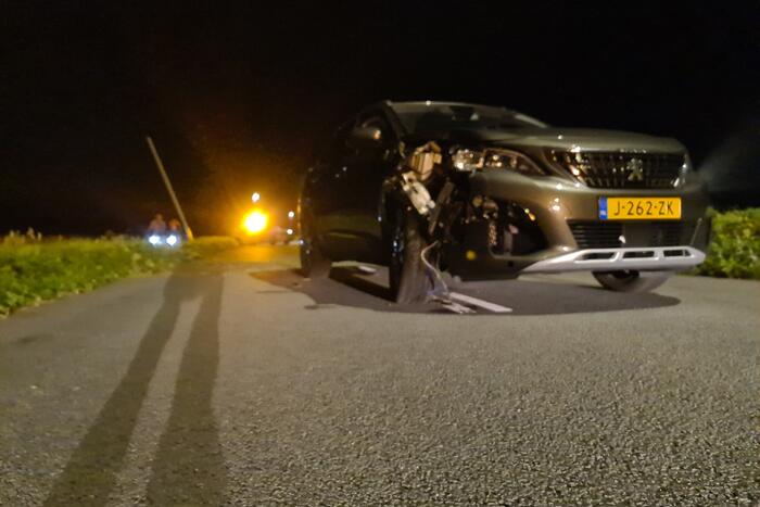 Auto rijdt tegen paal