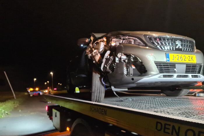 Auto rijdt tegen paal