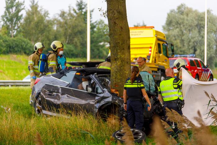 Auto knalt op boom, bestuurder overleden