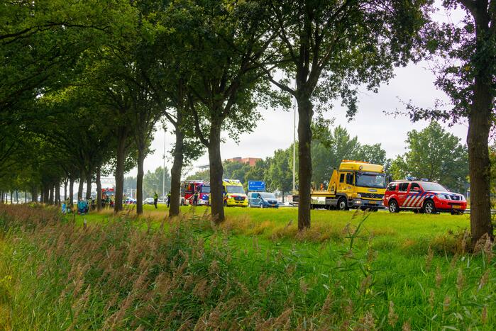 Auto knalt op boom, bestuurder overleden