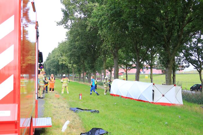 Auto knalt op boom, bestuurder overleden