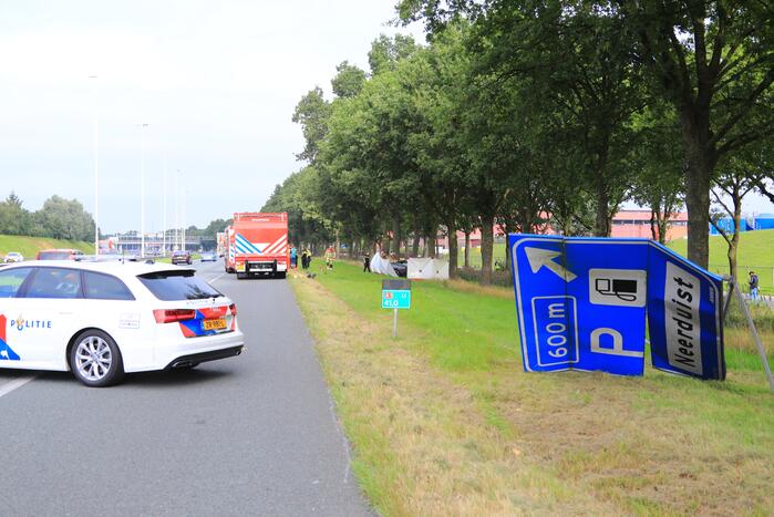 Auto knalt op boom, bestuurder overleden