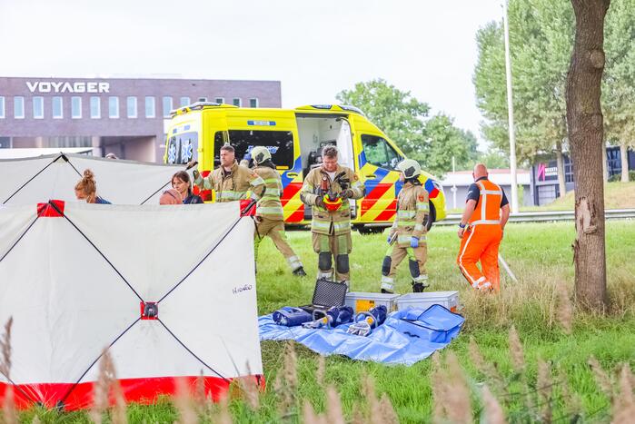 Auto knalt op boom, bestuurder overleden