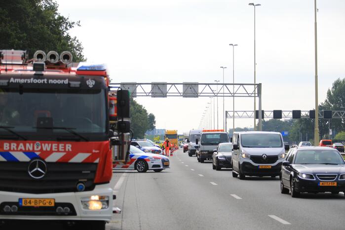 Auto knalt op boom, bestuurder overleden