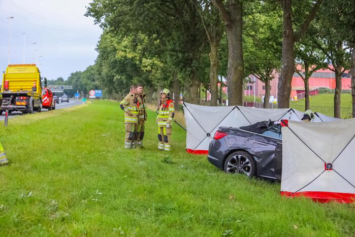 Auto knalt op boom, bestuurder overleden