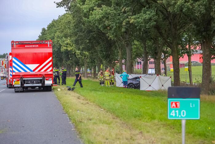Auto knalt op boom, bestuurder overleden
