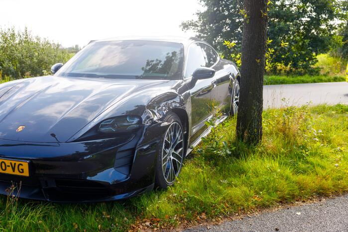 Schade aan gloednieuwe huurauto van Porsche Centrum