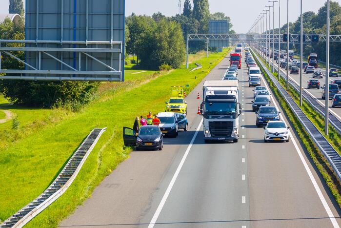 Bestelbus en personenauto's met elkaar in botsing