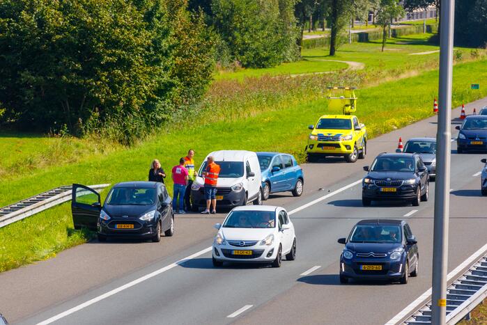 Bestelbus en personenauto's met elkaar in botsing