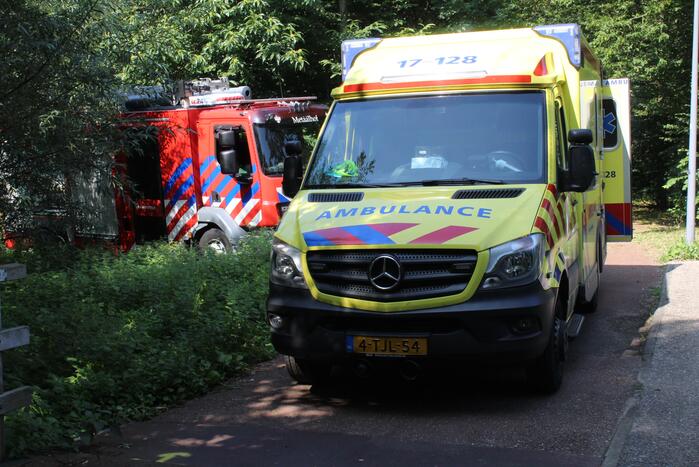 Veel hulpdiensten door persoon in het water
