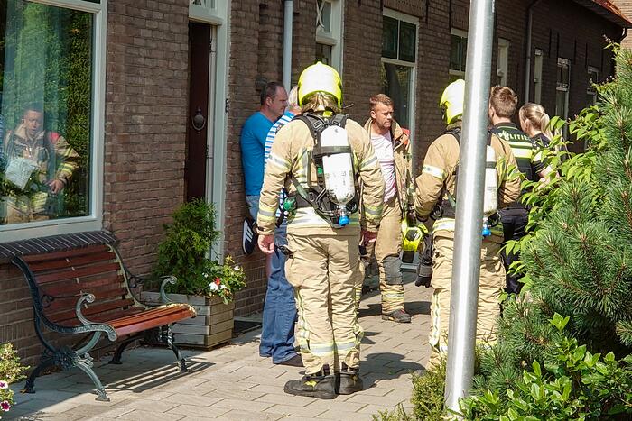 Brandweer verricht metingen door vreemde lucht in woning