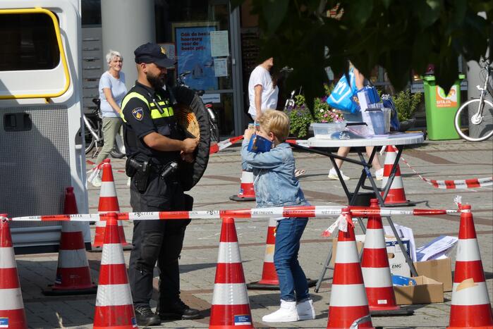 Kinderen genieten van politievoertuigen Winkelcentrum Hesseplaats