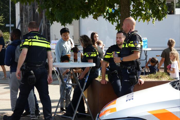 Kinderen genieten van politievoertuigen Winkelcentrum Hesseplaats