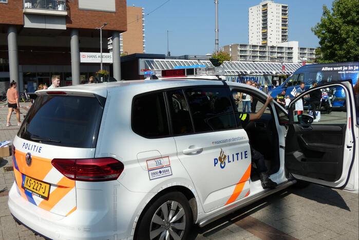 Kinderen genieten van politievoertuigen Winkelcentrum Hesseplaats