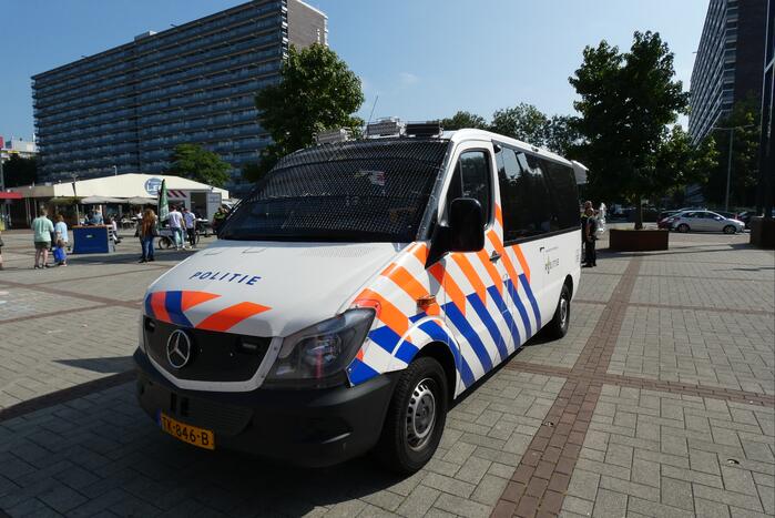 Kinderen genieten van politievoertuigen Winkelcentrum Hesseplaats