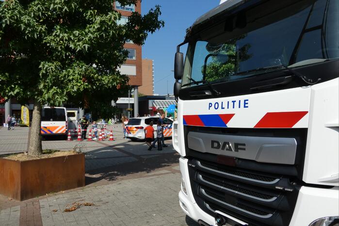 Kinderen genieten van politievoertuigen Winkelcentrum Hesseplaats