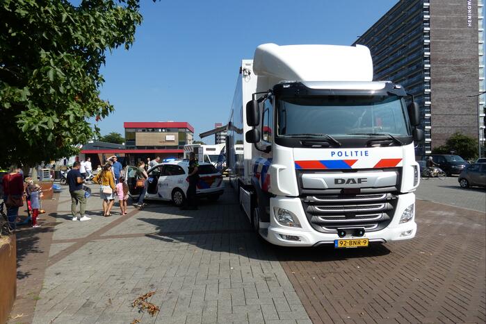 Kinderen genieten van politievoertuigen Winkelcentrum Hesseplaats