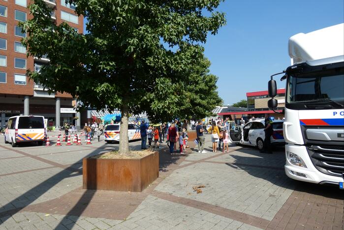 Kinderen genieten van politievoertuigen Winkelcentrum Hesseplaats