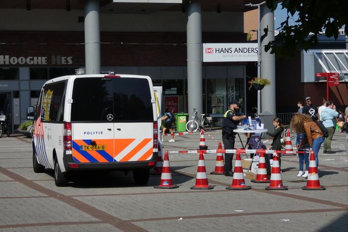 Kinderen genieten van politievoertuigen Winkelcentrum Hesseplaats