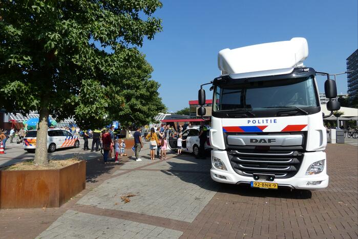 Kinderen genieten van politievoertuigen Winkelcentrum Hesseplaats