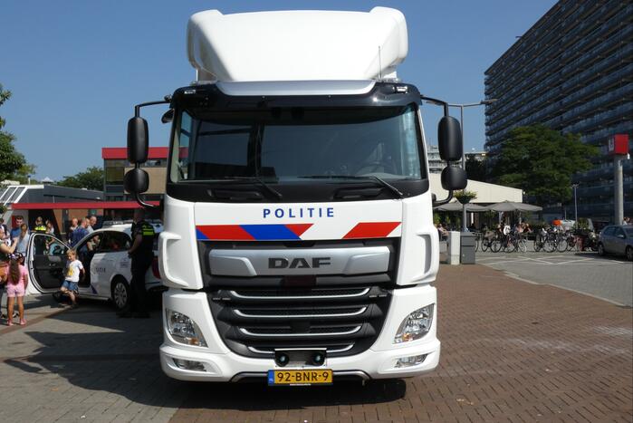 Kinderen genieten van politievoertuigen Winkelcentrum Hesseplaats