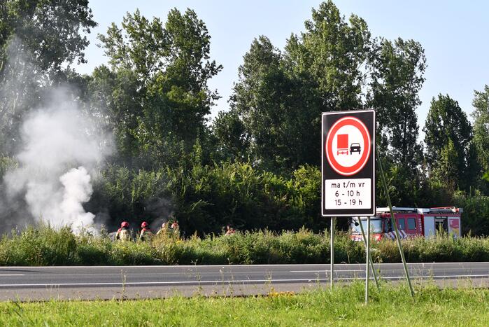 Enorme rookwolken bij brand op snelweg