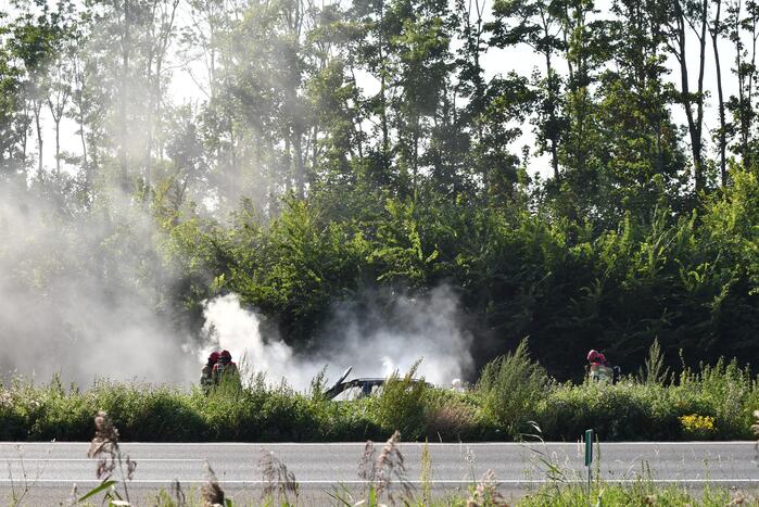 Enorme rookwolken bij brand op snelweg