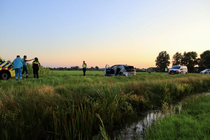 Auto vliegt meters weiland in
