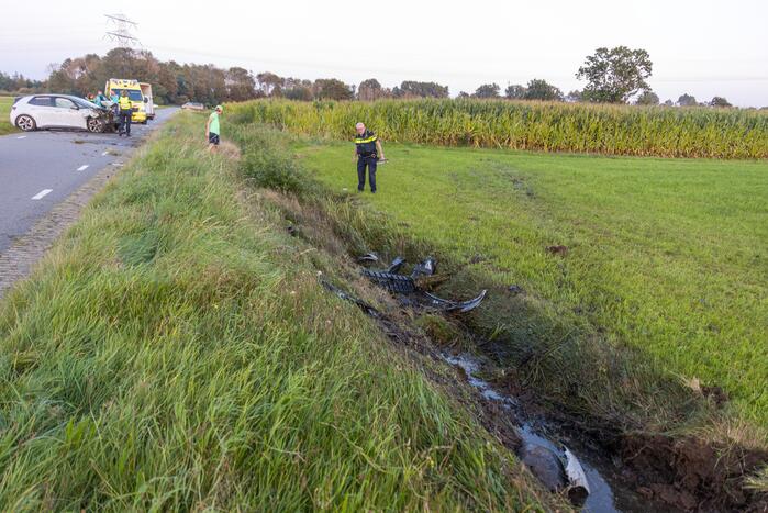 Auto vliegt meters weiland in