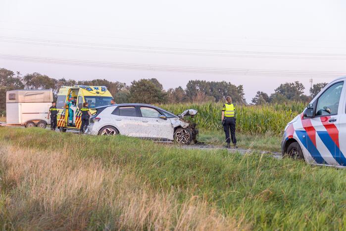 Auto vliegt meters weiland in